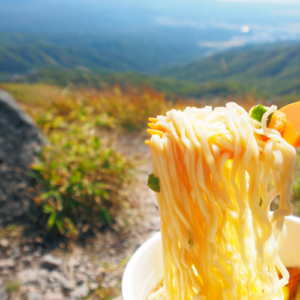 山とカップ麺