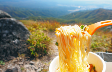 山とカップ麺