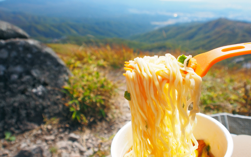 山とカップ麺