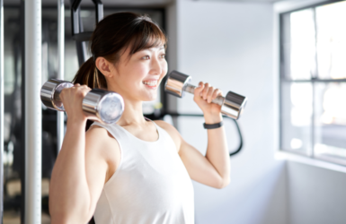 タイパの虚無感を解消するために筋トレでメンタルを整える様子